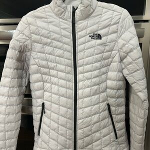 The North Face Women's Quilted Puffer Jacket Thermoball Light Gray